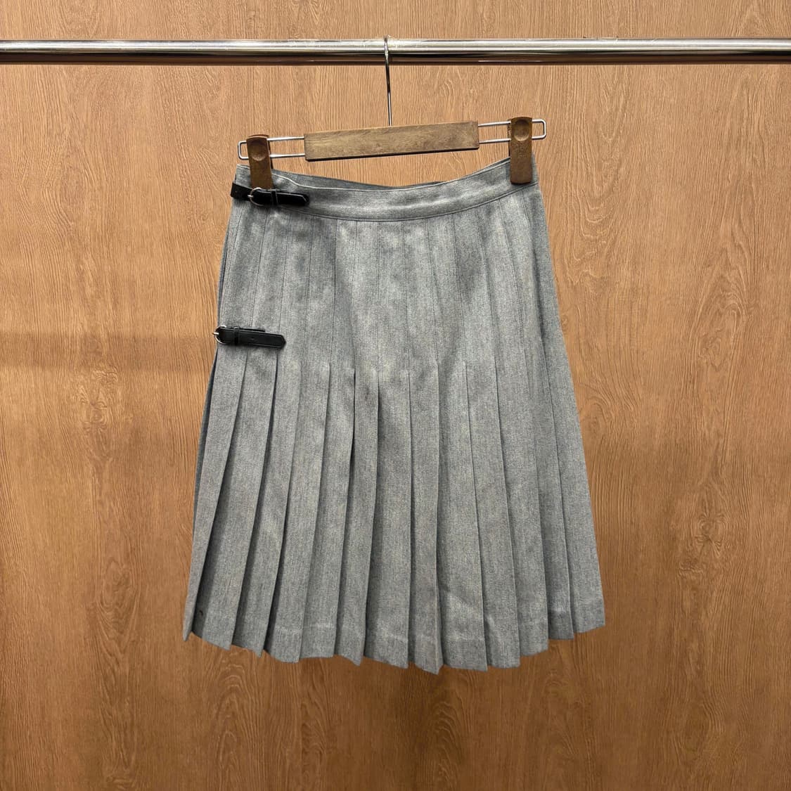 마가렛호웰 미디 스커트 박스 플리츠 웨이스트 밴드 버클 디테일 그레이 상품이미지2
