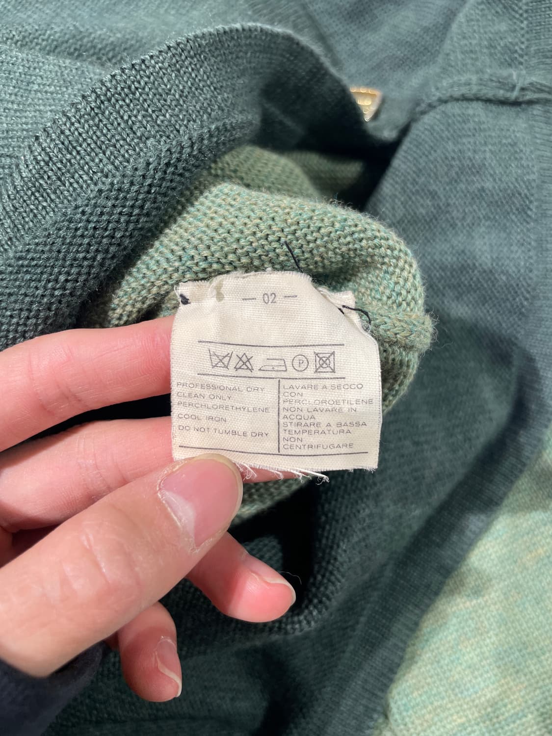 살바토레 페라가모 라이트 그린 금장 버튼 울 가디건 상품이미지9