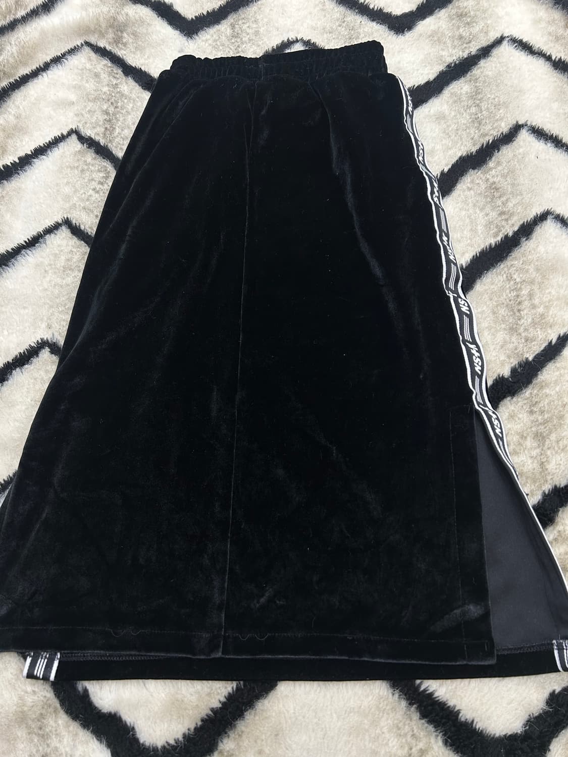 [S]네스티킥 사이드라인 벨벳 트임 롱 스커트/블랙 상품이미지3