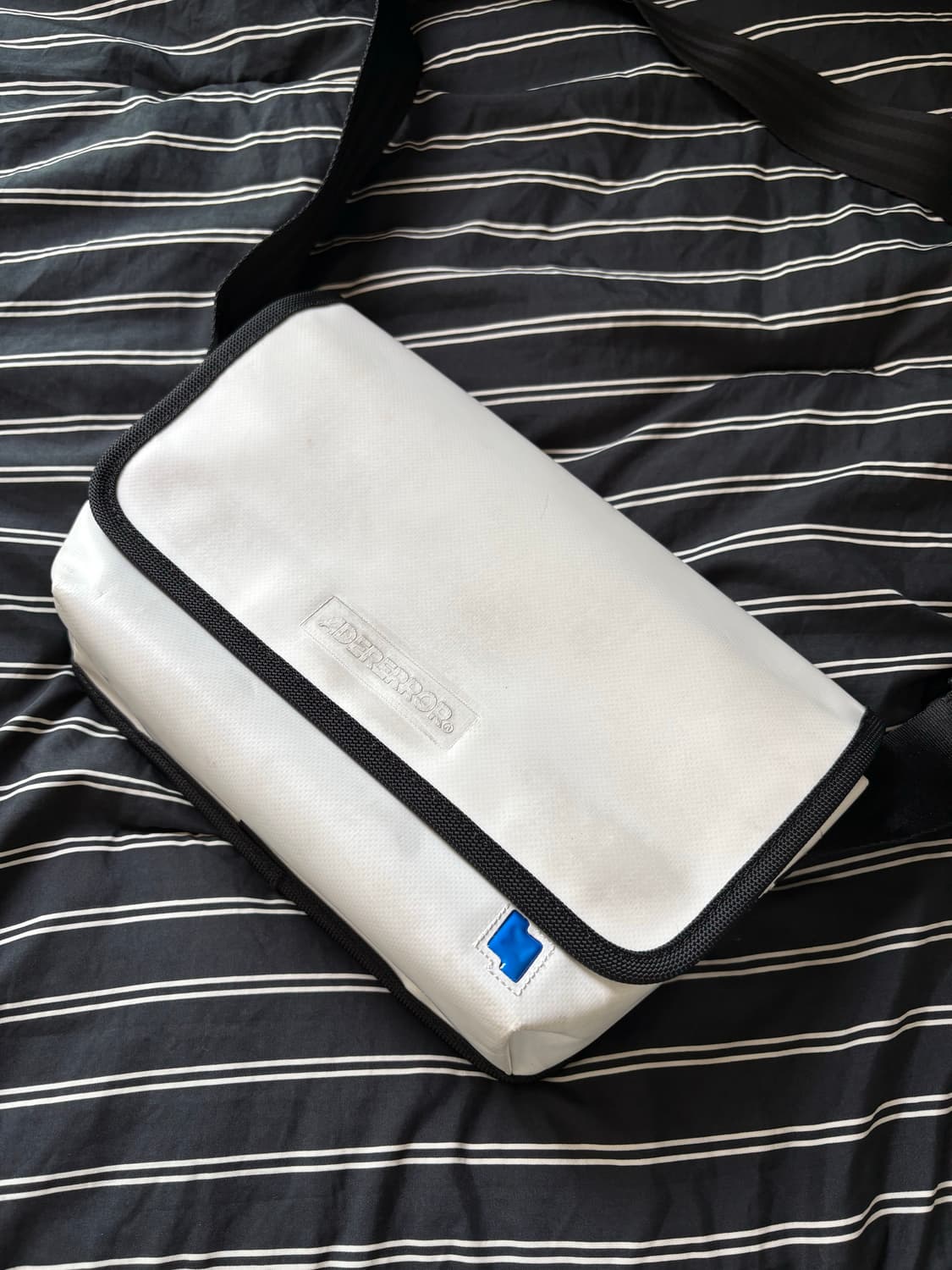 아더에러 스몰 트레이스 이스티 메신저백 상품이미지2