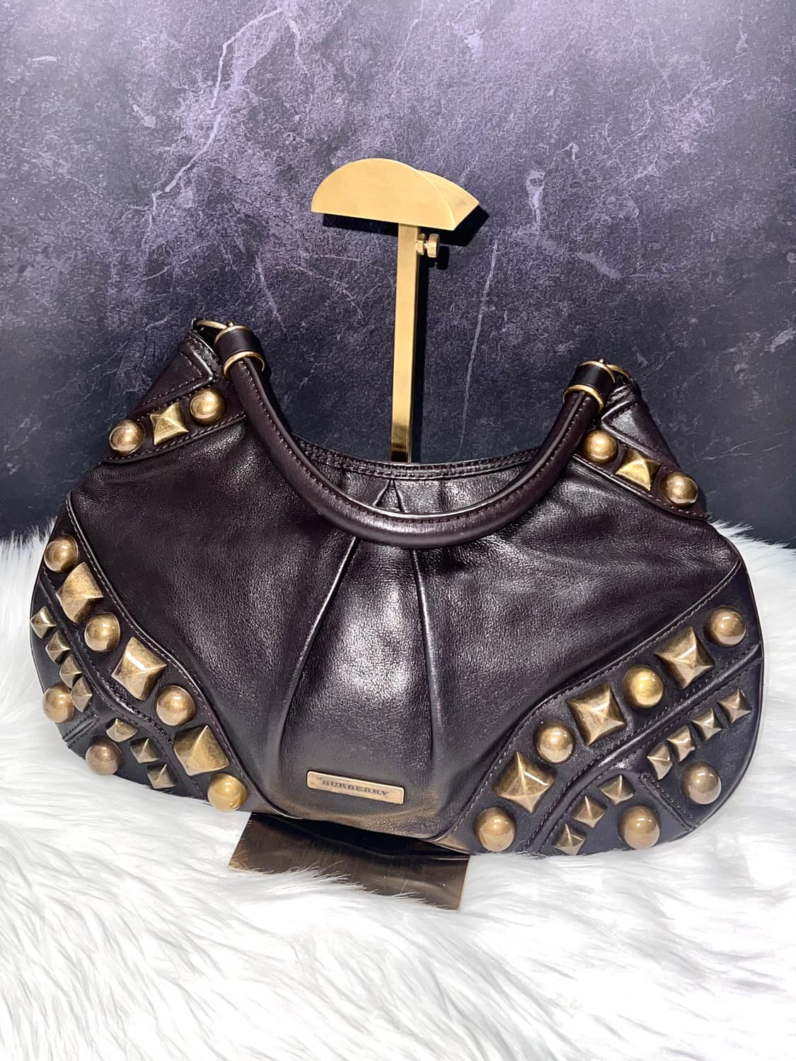 Burberry 버버리 다크 브라운 알버튼 소가죽 스터드 호보백 숄더백 상품이미지1