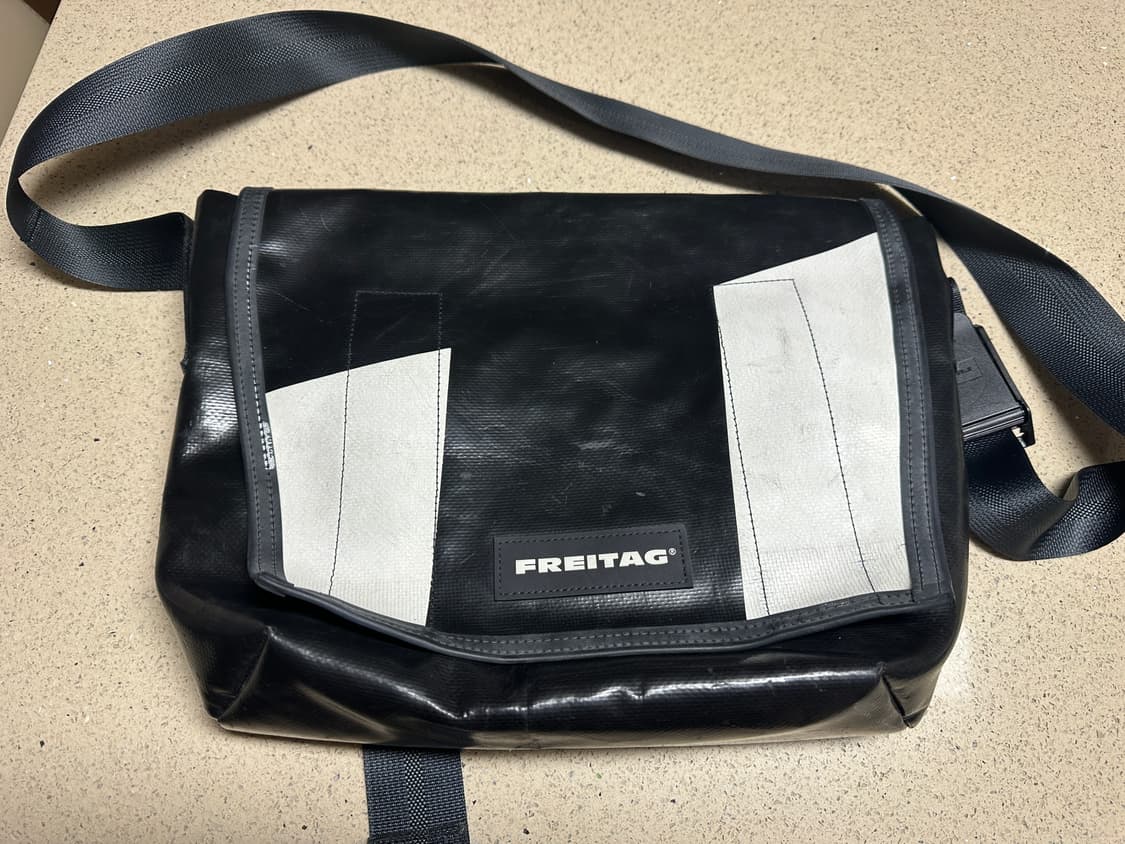 프라이탁 덱스터 검흰 상품이미지1