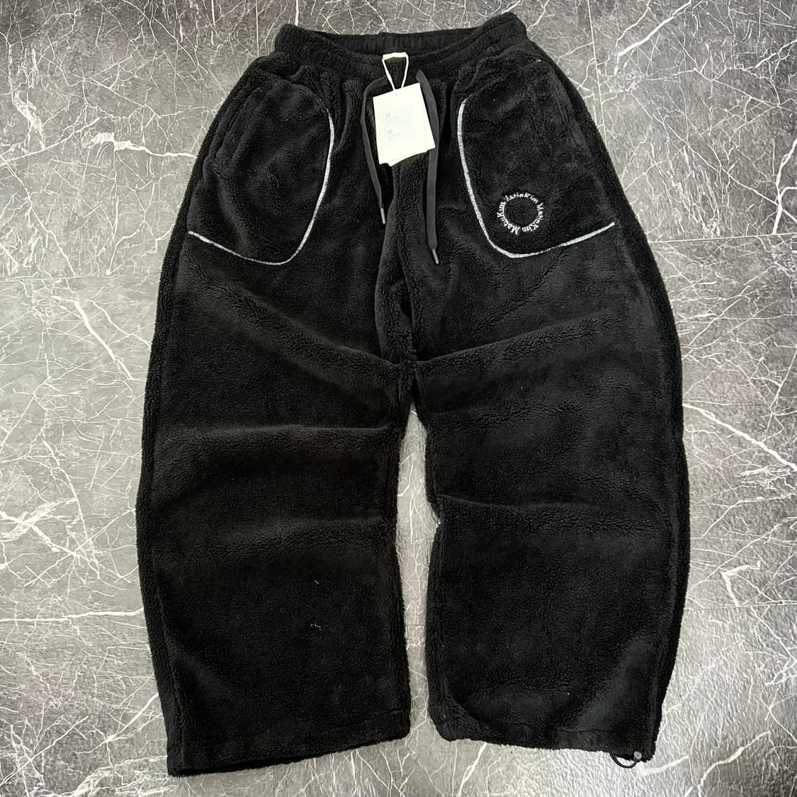 마뗑킴 오버사이즈 플리스 루즈 핏 팬츠 블랙 상품이미지4