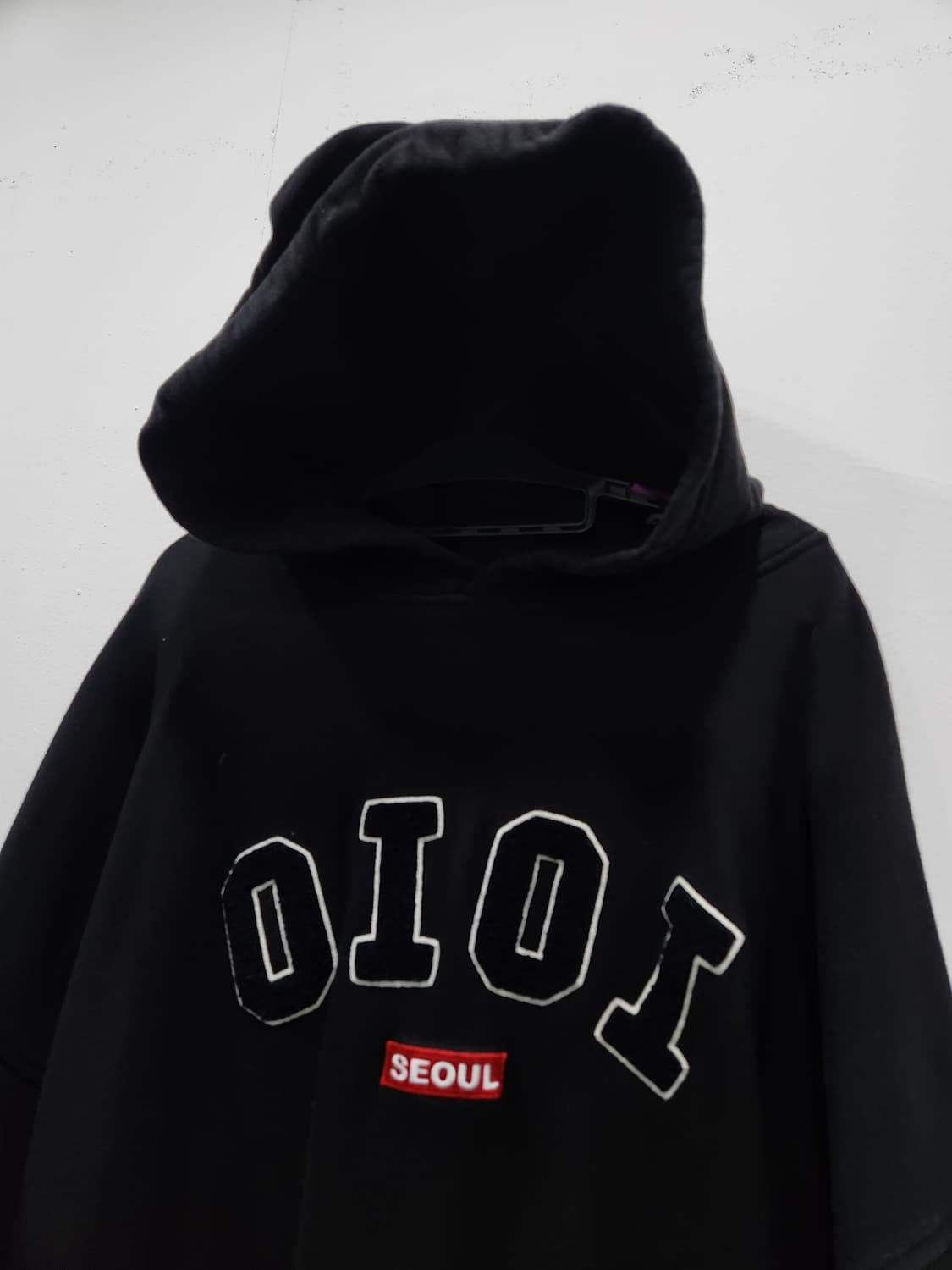 오아이오아이(OIOI) 시그니처 로고 블랙 후드티 남성 100사이즈 상품이미지2