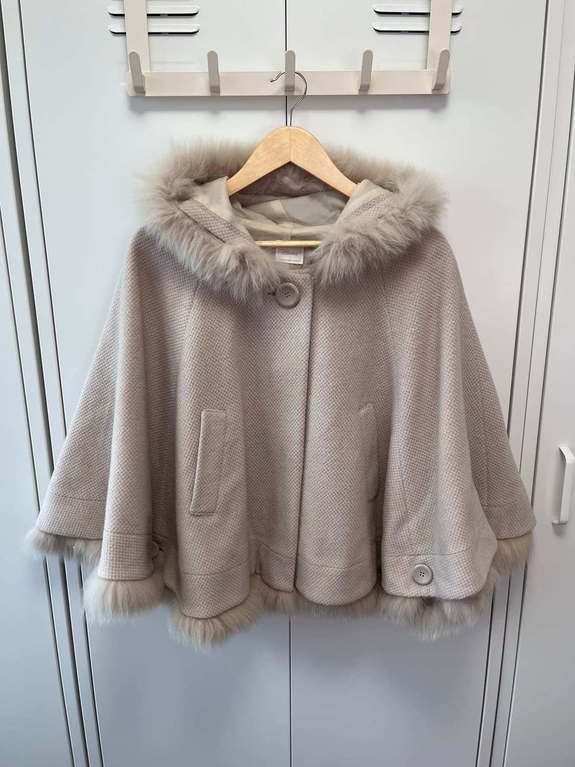 Cara 핑크베이즈 퍼 케이프 코트 상품이미지8