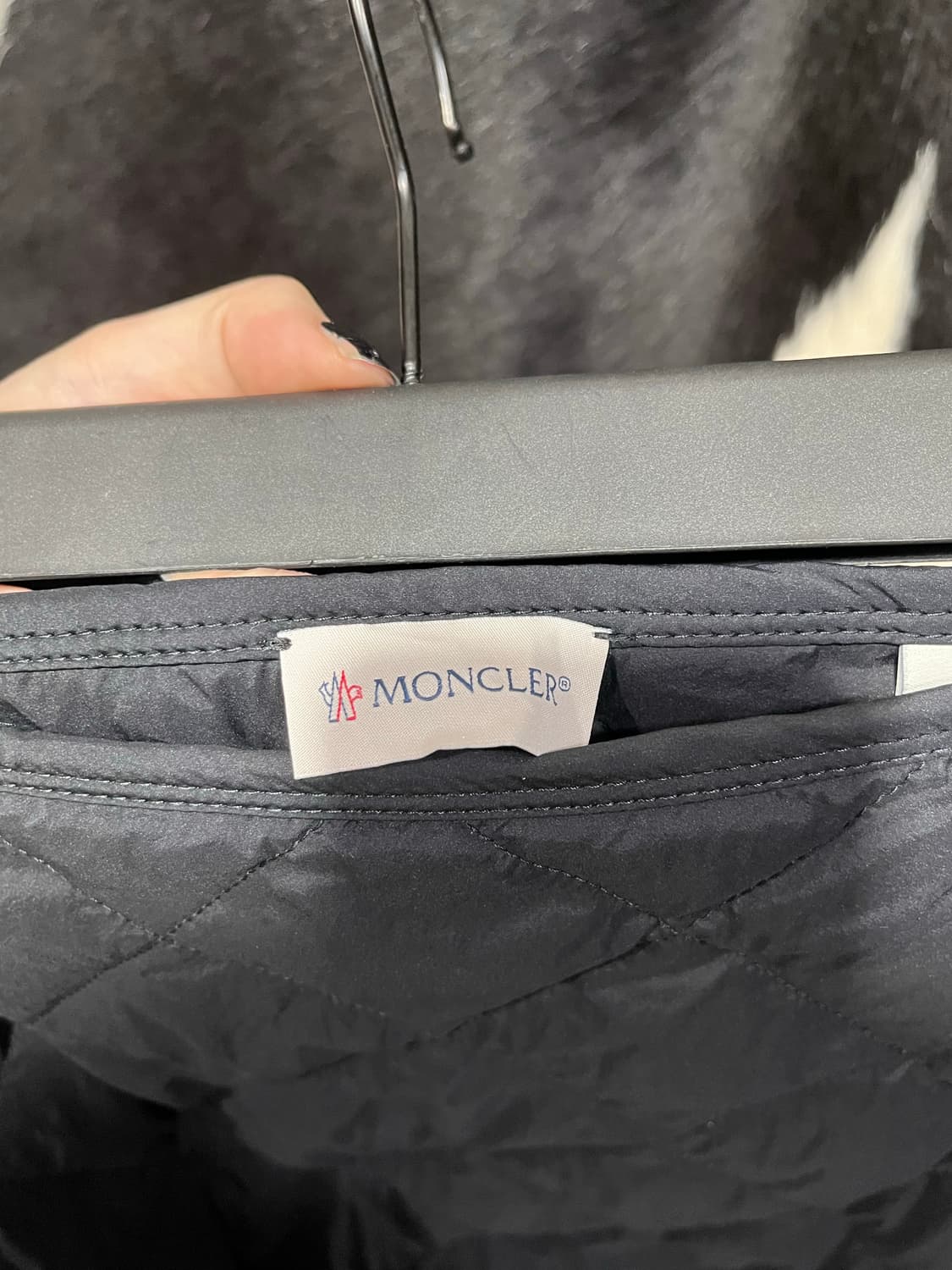 몽클레어 사이드 지퍼 퀄팅 미디 스커트 상품이미지4