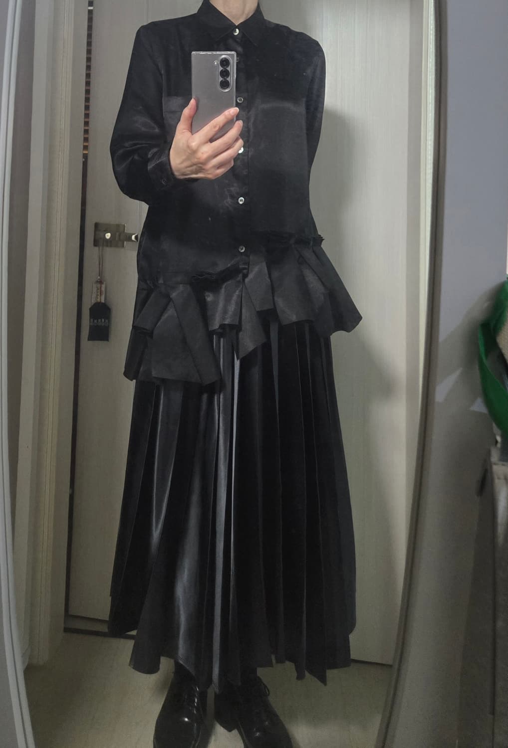 블랙 꼼데가르송 새틴플리츠스커트 2023 aw 상품이미지6