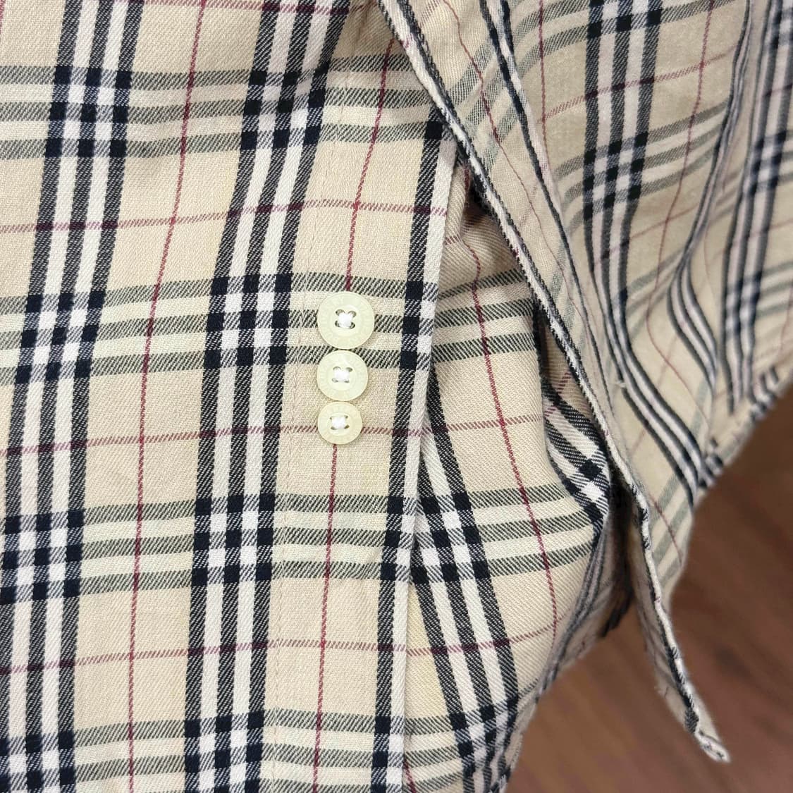 버버리 런던 카라 가슴 포켓 자수 로고 3버튼 디테일 베이지 상품이미지7