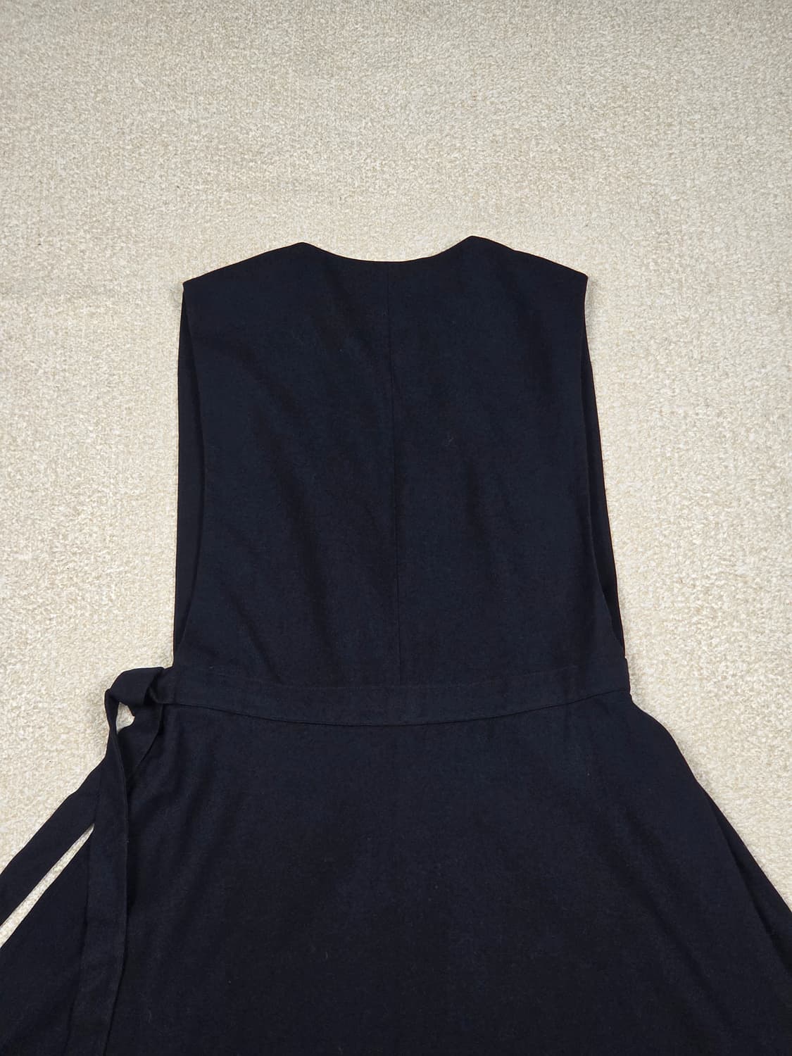 [스튜디오 톰보이] 딥 브이넥 핀턱 슬리브리스 원피스 | 00269 상품이미지7