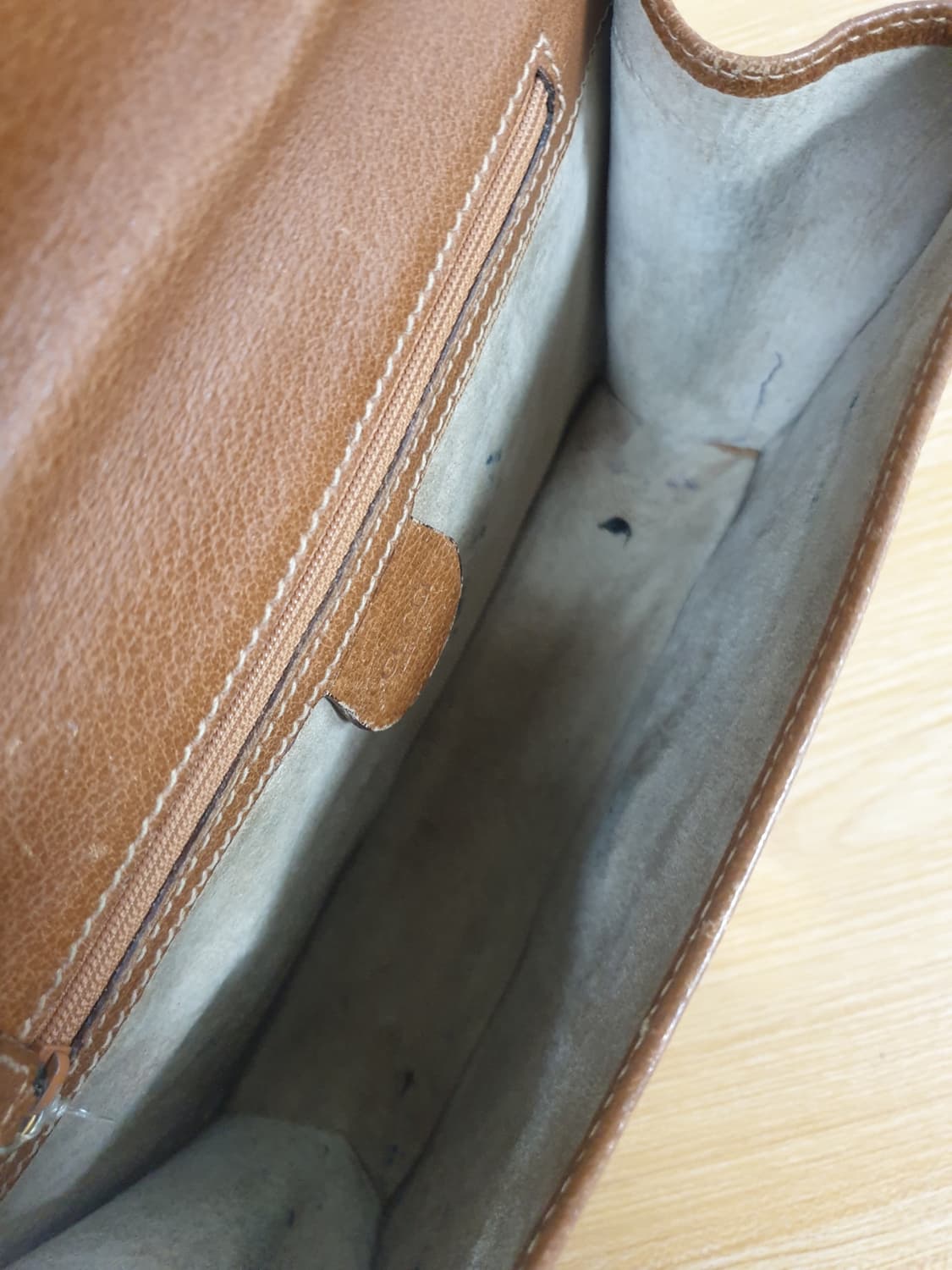 구찌 정품 브라운 레더 세컨 클러치 팝니다 상품이미지4