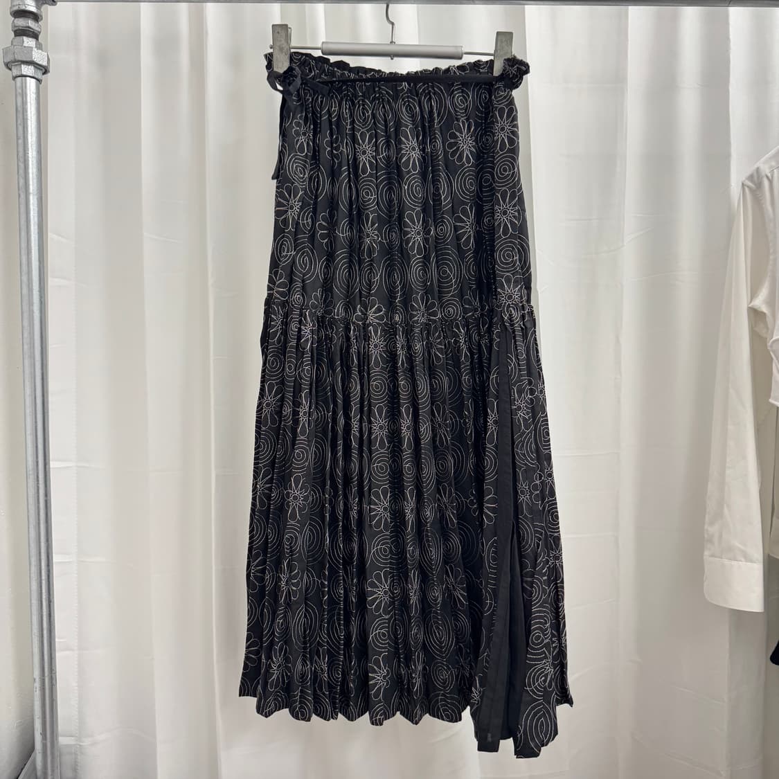 이세이 미야케 FETE 엠브로이더리 플리츠 스커트 상품이미지5