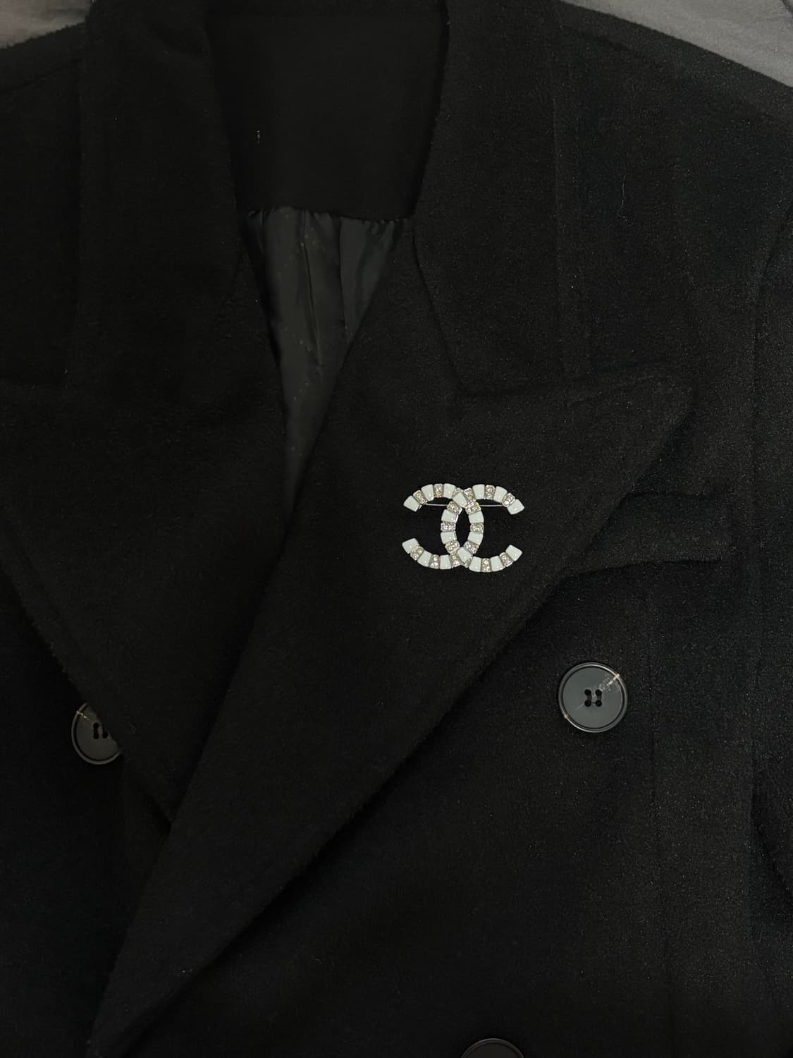 샤넬 cc로고 정품 업사이클링 실버 화이트 에나멜 브로치 상품이미지4