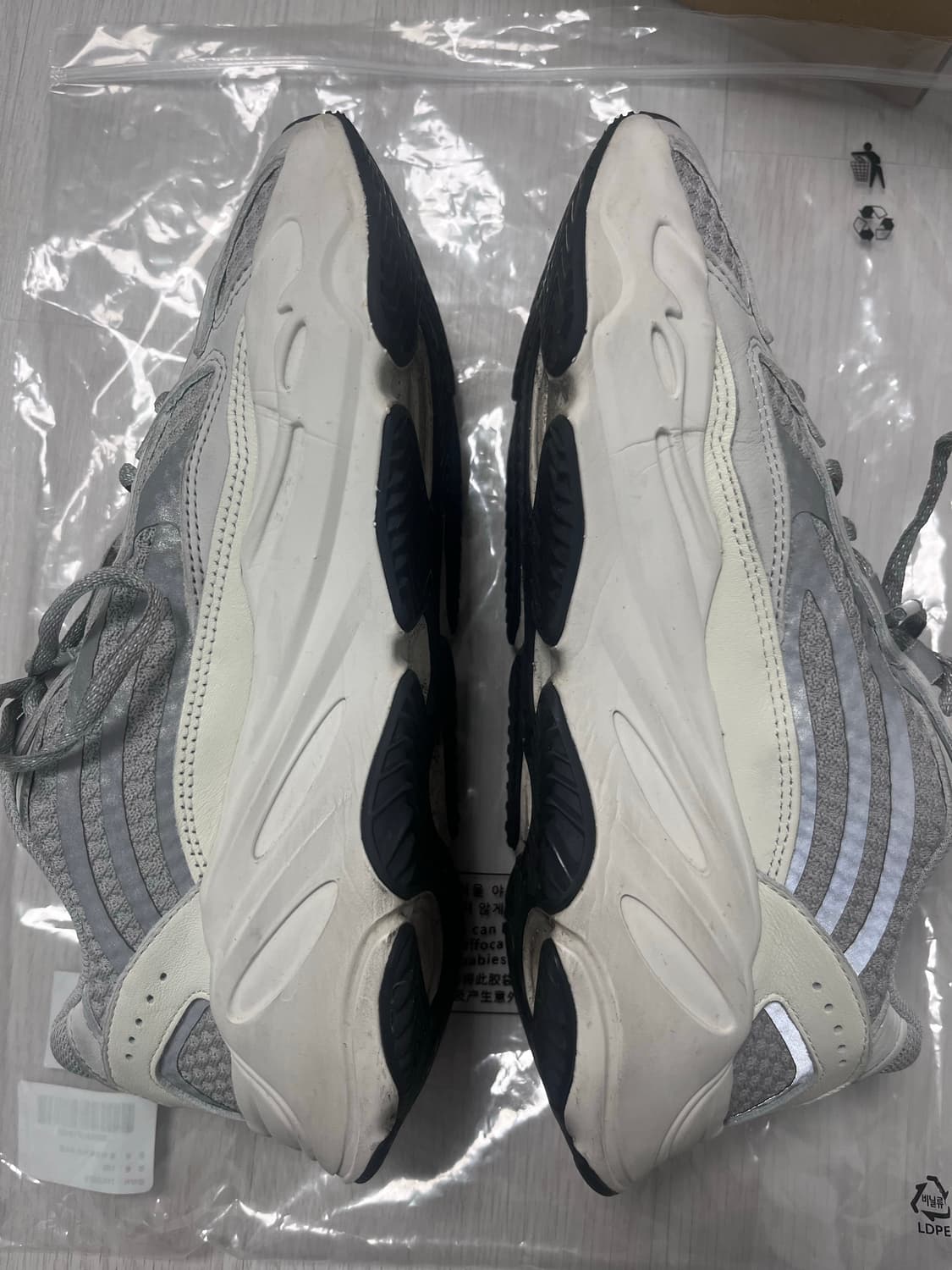 255 아디다스 이지부스트 700 V2 스태틱 상품이미지4