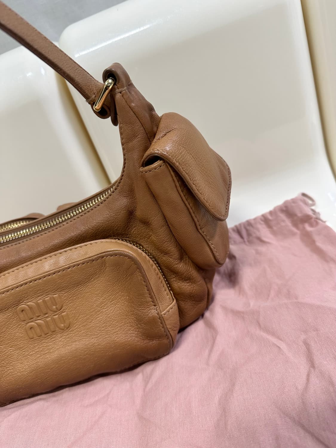 [정품 25년신상] 미우미우 포켓 숄더 호보백 상품이미지6