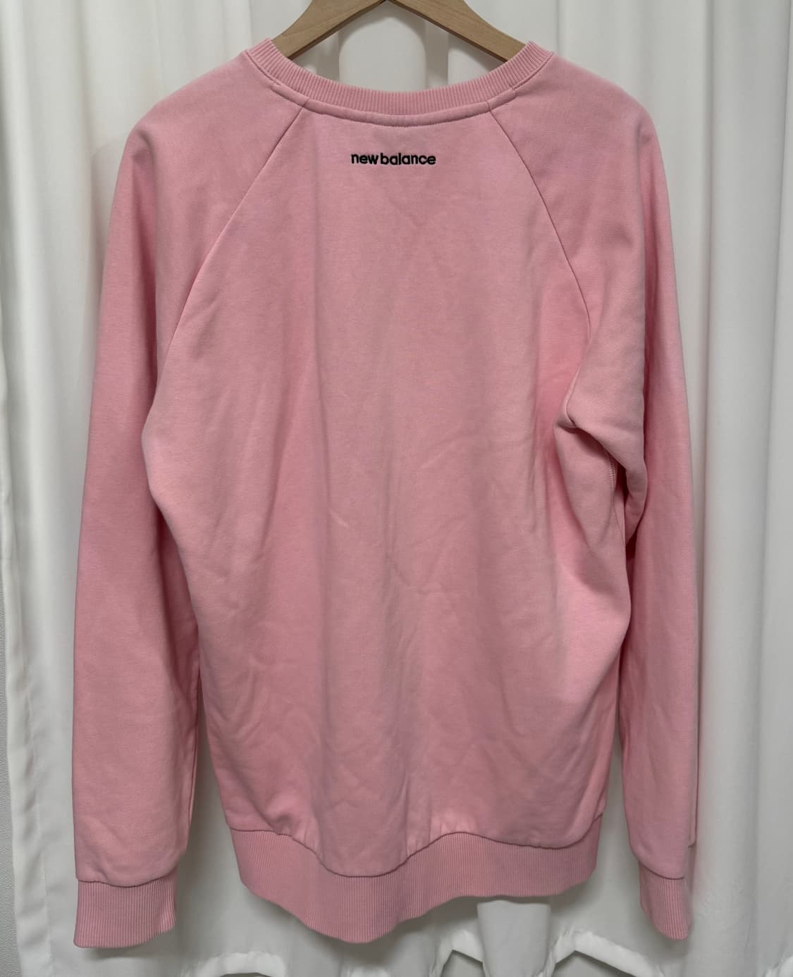 뉴발란스 스몰로고 맨투맨 핑크 상품이미지4