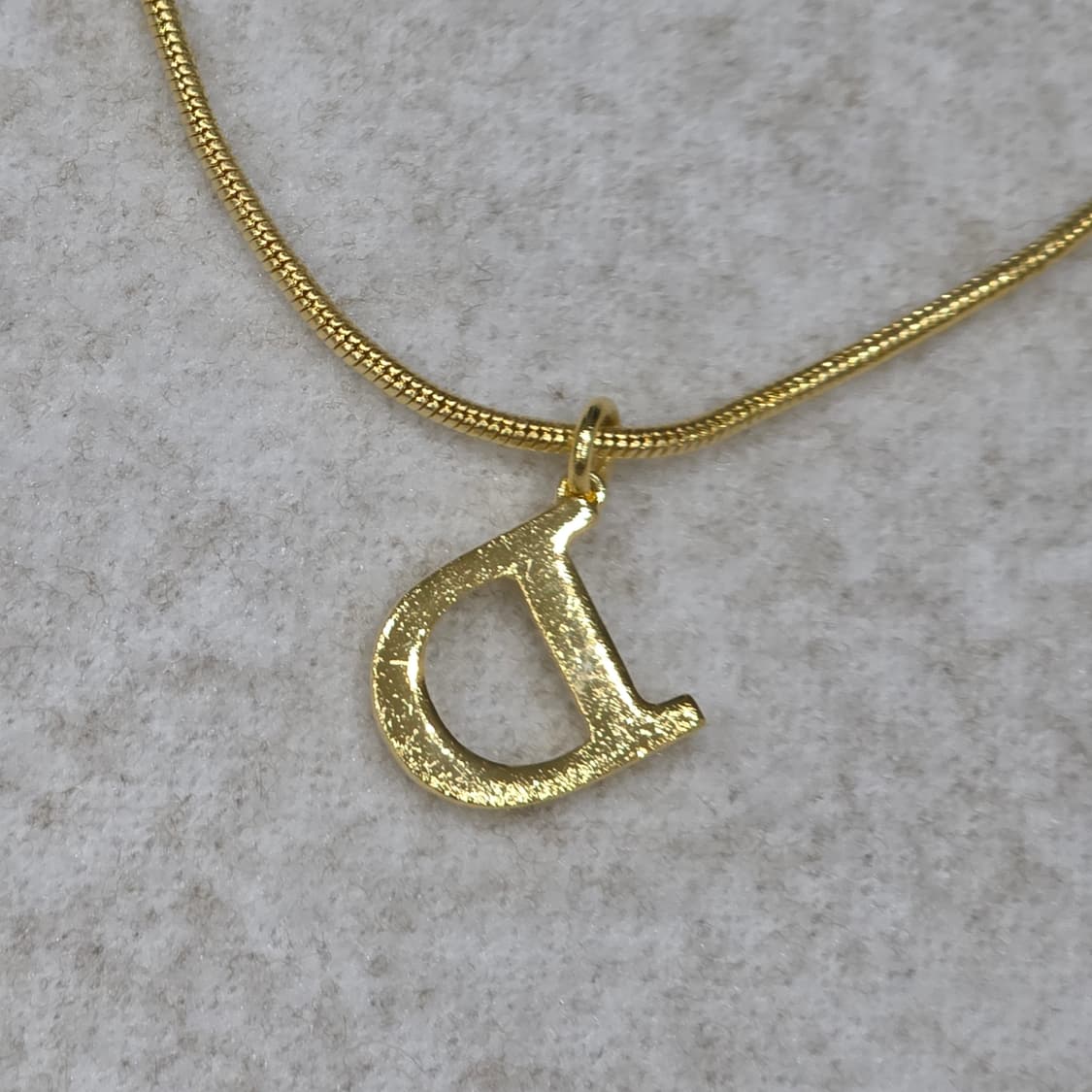 디올 금장 빅 D 로고 목걸이(남녀공용) 상품이미지4