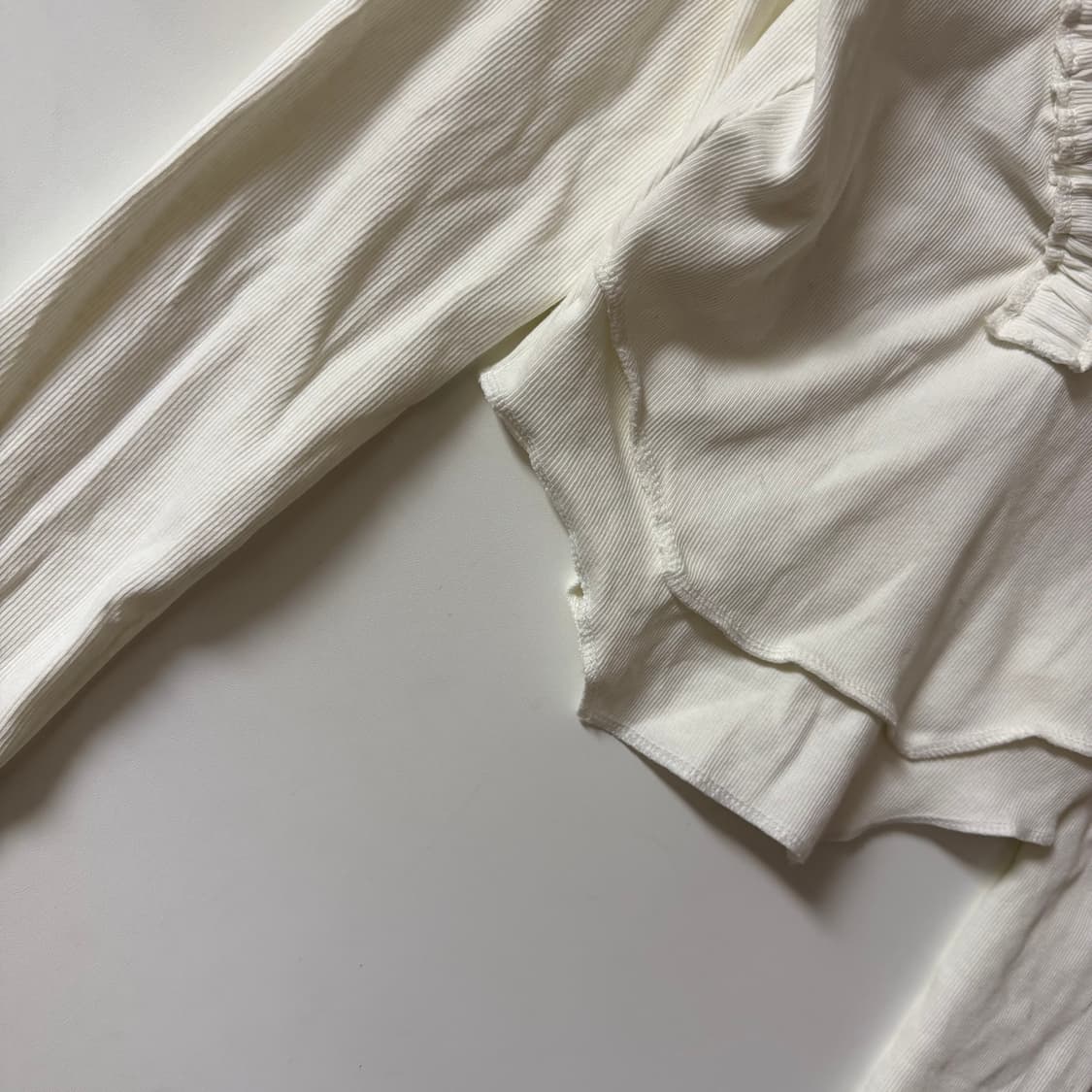 새상품 여자 프릴 크롭 긴팔티 상품이미지2