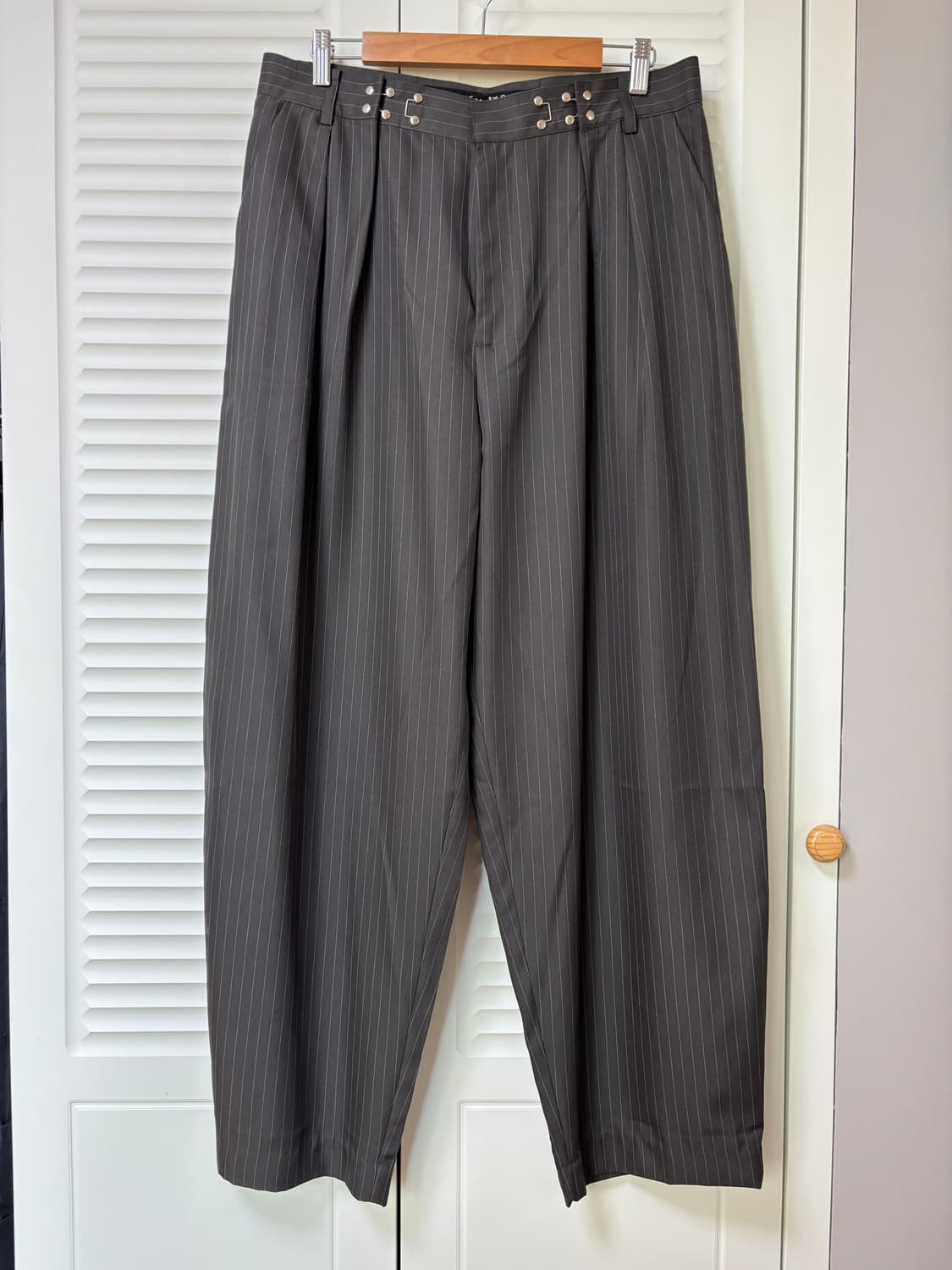 스웨이드 TWO TUCK STRIPE SLACKS 상품이미지2