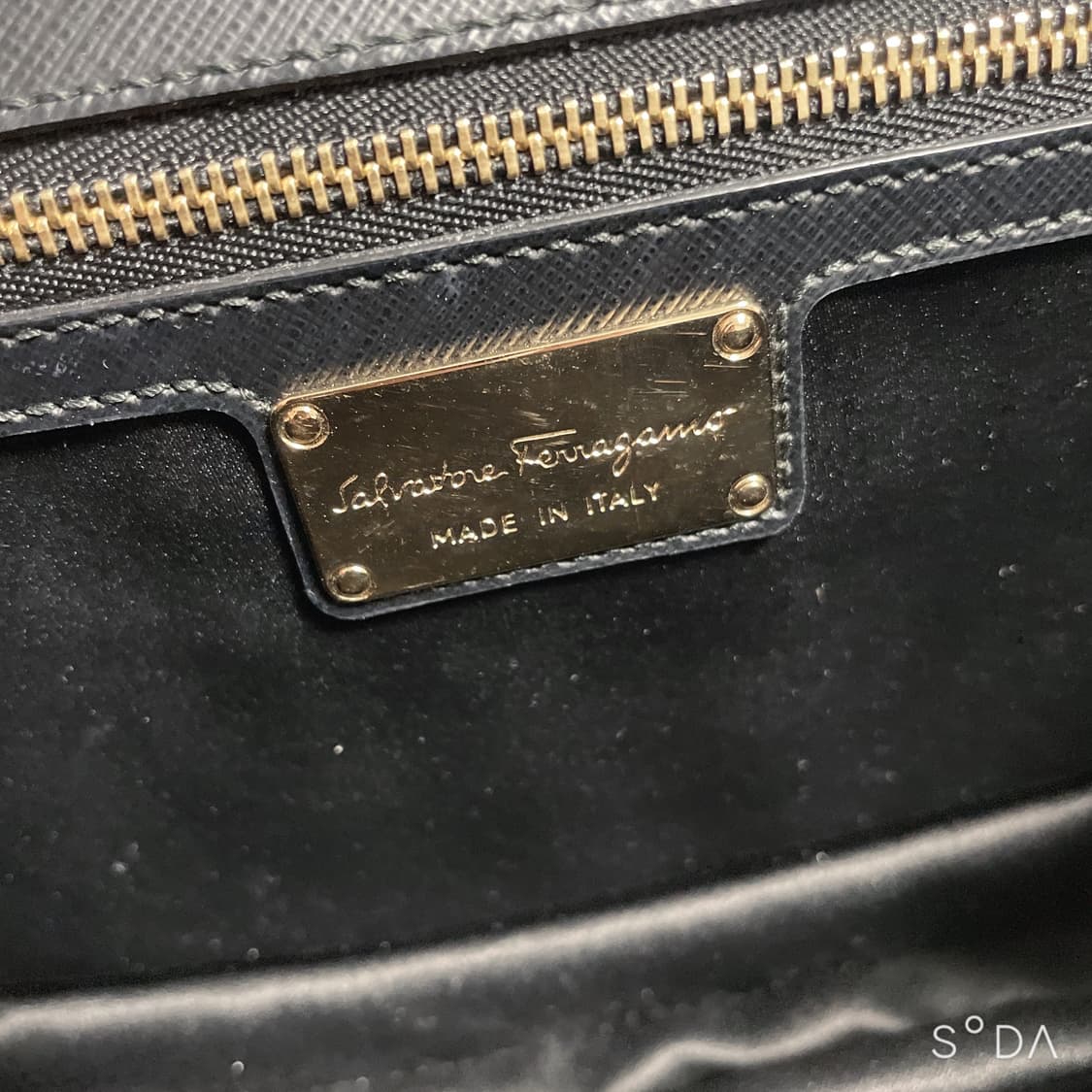 페라가모 블랙 체인백 간치니 FF 로고 크로스백 상품이미지9
