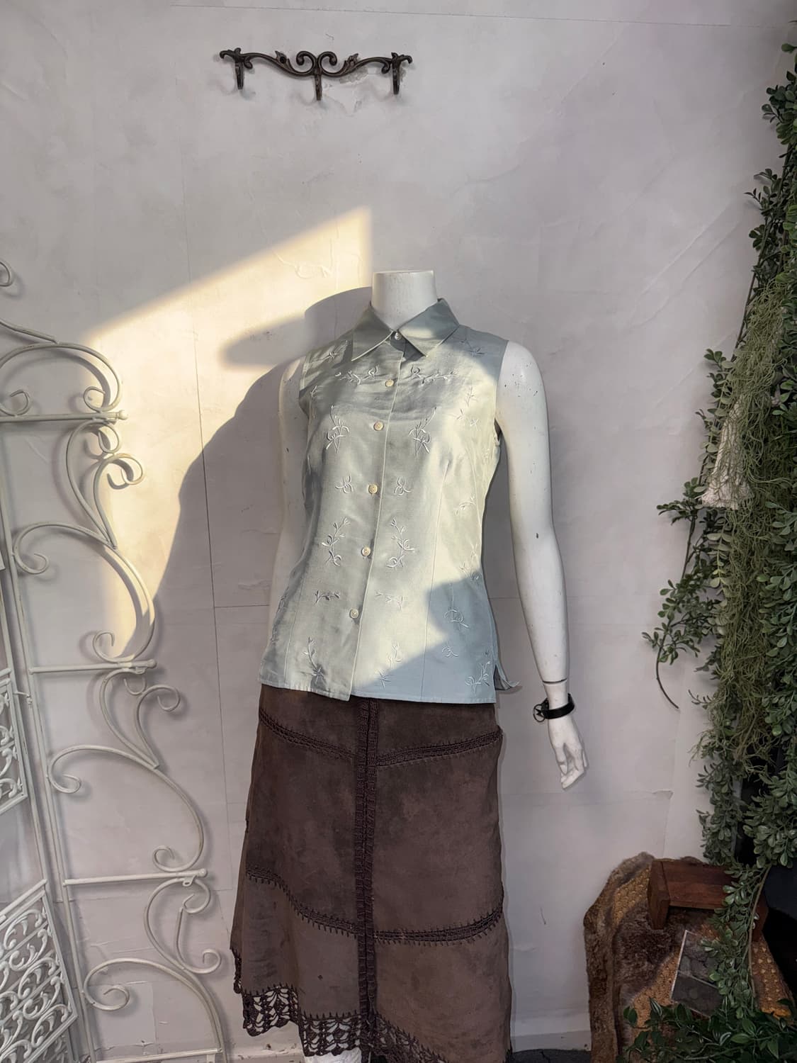 Mute blue oriental embroid silk vest 상품이미지6