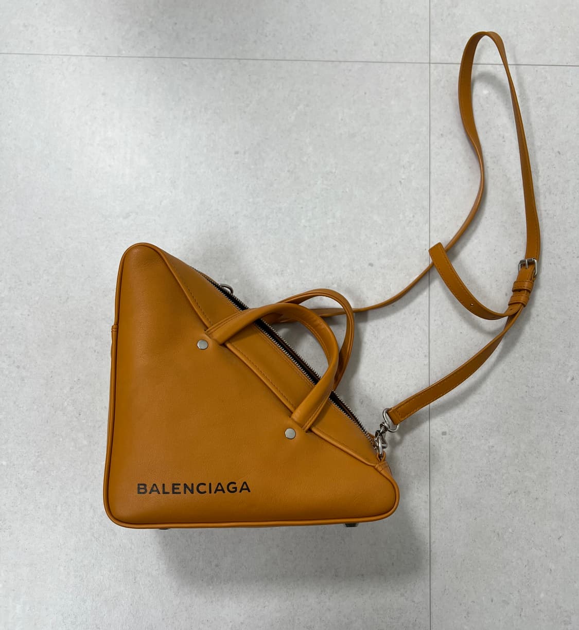 발렌시아가 트라이앵글 백 상품이미지1