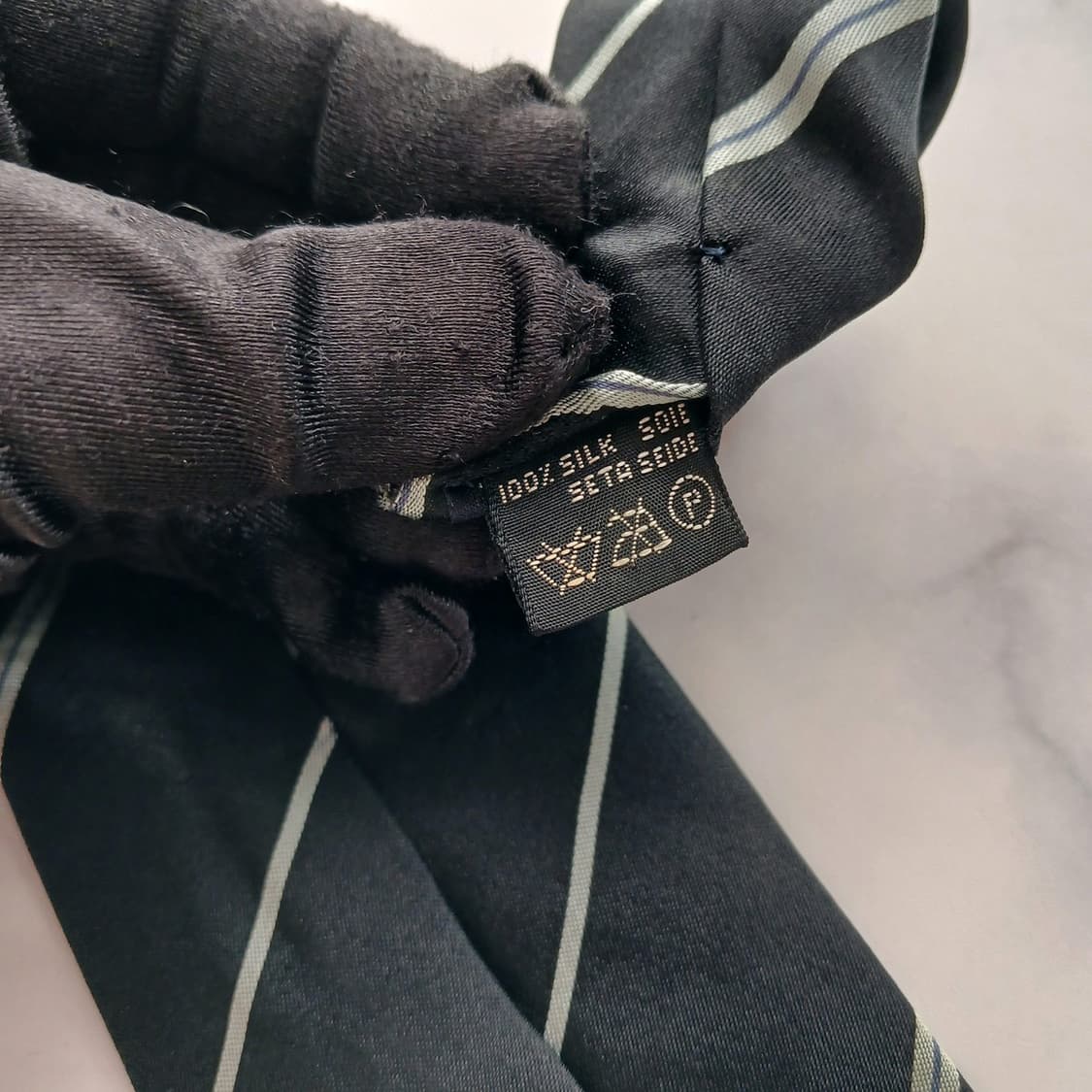 던힐 실크 블랙 스트라이프 슬림 넥타이 7.6cm B등급 A18790
 상품이미지10