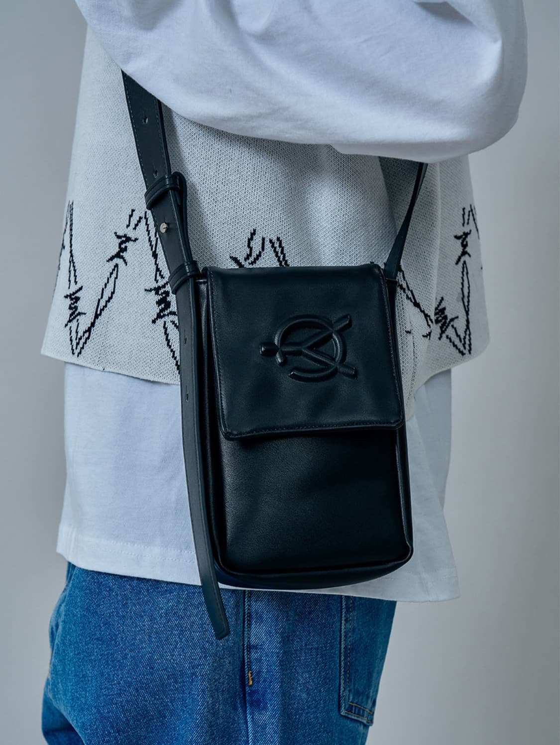 OY 오와이 엠보 로고 레더 미니 크로스백 가방 블랙 상품이미지4