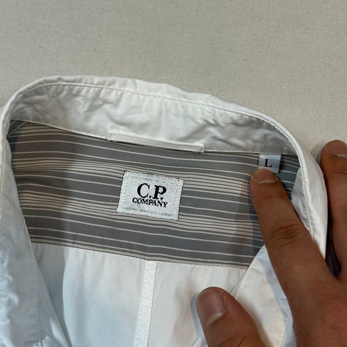 L) C.P. Company 씨피 컴퍼니 화이트 투포켓 반팔 셔츠 상품이미지7