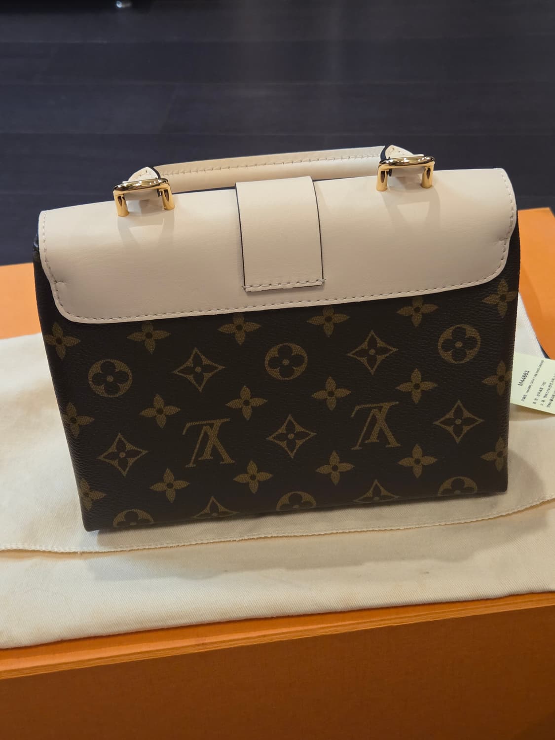 루이비통 록키BB 토트 숄더백 단종모델 아이보리 상품이미지8