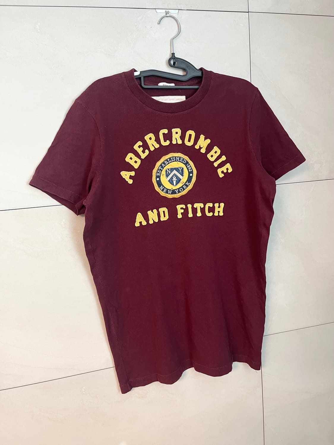 아베크롬비 스펠로고 버건디 반팔 티셔츠 [M]  상품이미지2