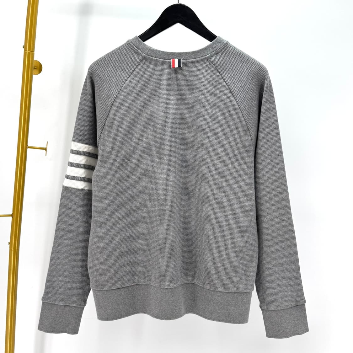 [4사이즈] 톰브라운 사선완장 맨투맨 그레이 (MJT205A) 상품이미지4