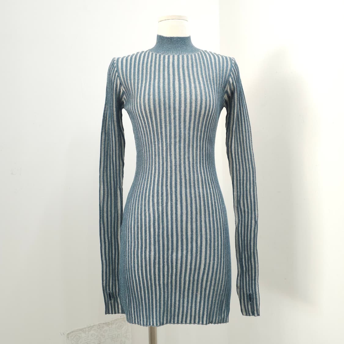 슬림핏 세로골지 하이넥 미니원피스  상품이미지1