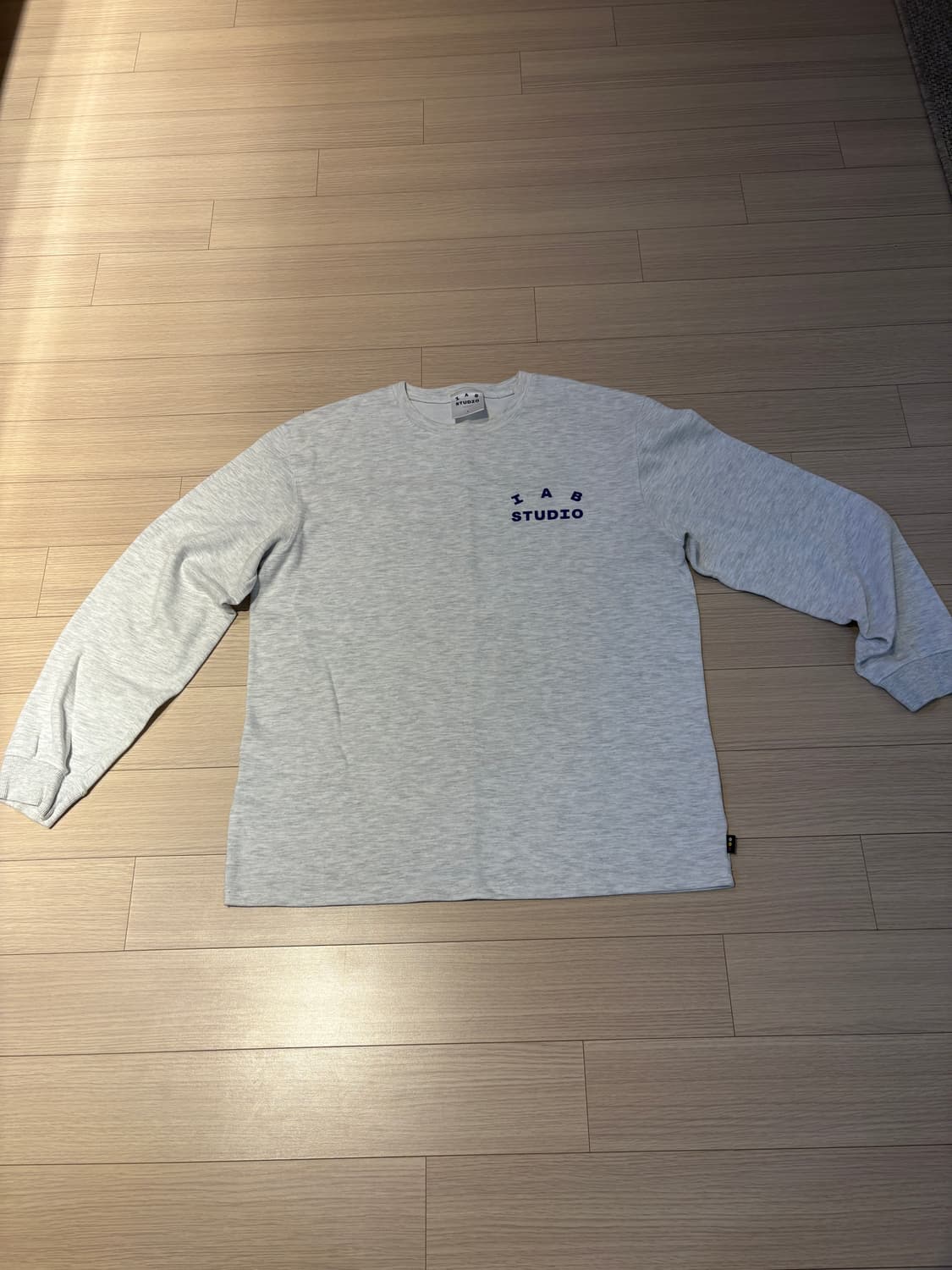 아이앱스튜디오 기모 맨투맨 티셔츠 회색 상품이미지1