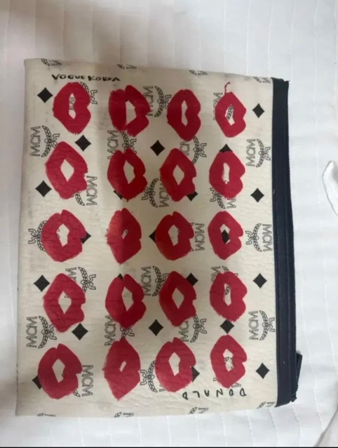 MCM x VOUGE 40주년 레드 키스 클러치 상품이미지1