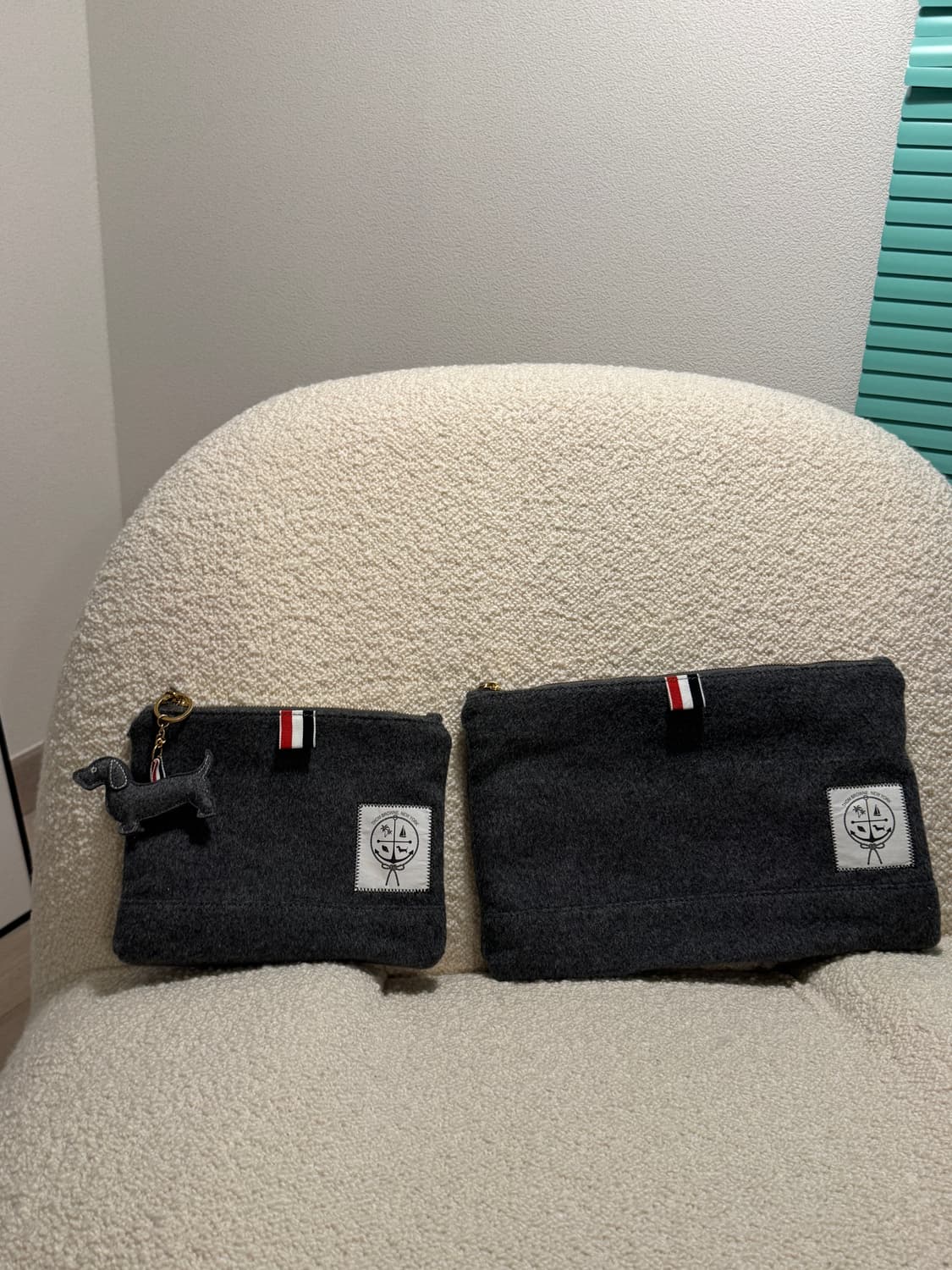 톰브라운 성수 익스클루시브 파우치 스몰 + 닥스훈트 키링 상품이미지3