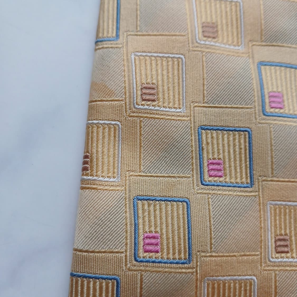 알테아 실크 베이지 스퀘어 패턴 넥타이 9.5cm A등급 A18716
 상품이미지6