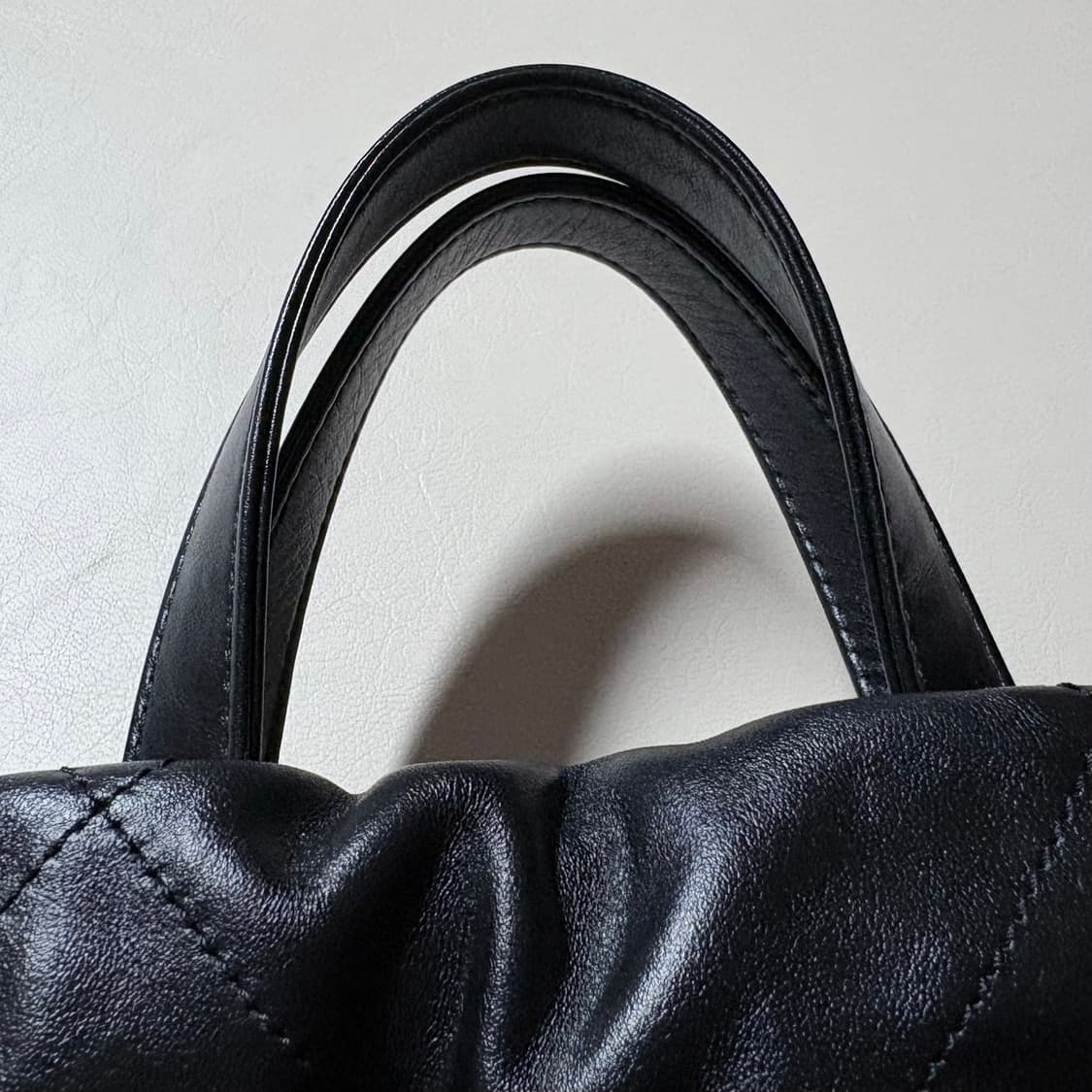 [거의 새제품] 정품 샤넬 22백 미듐 블랙 금장 체인 (숄더백/백팩) 상품이미지9