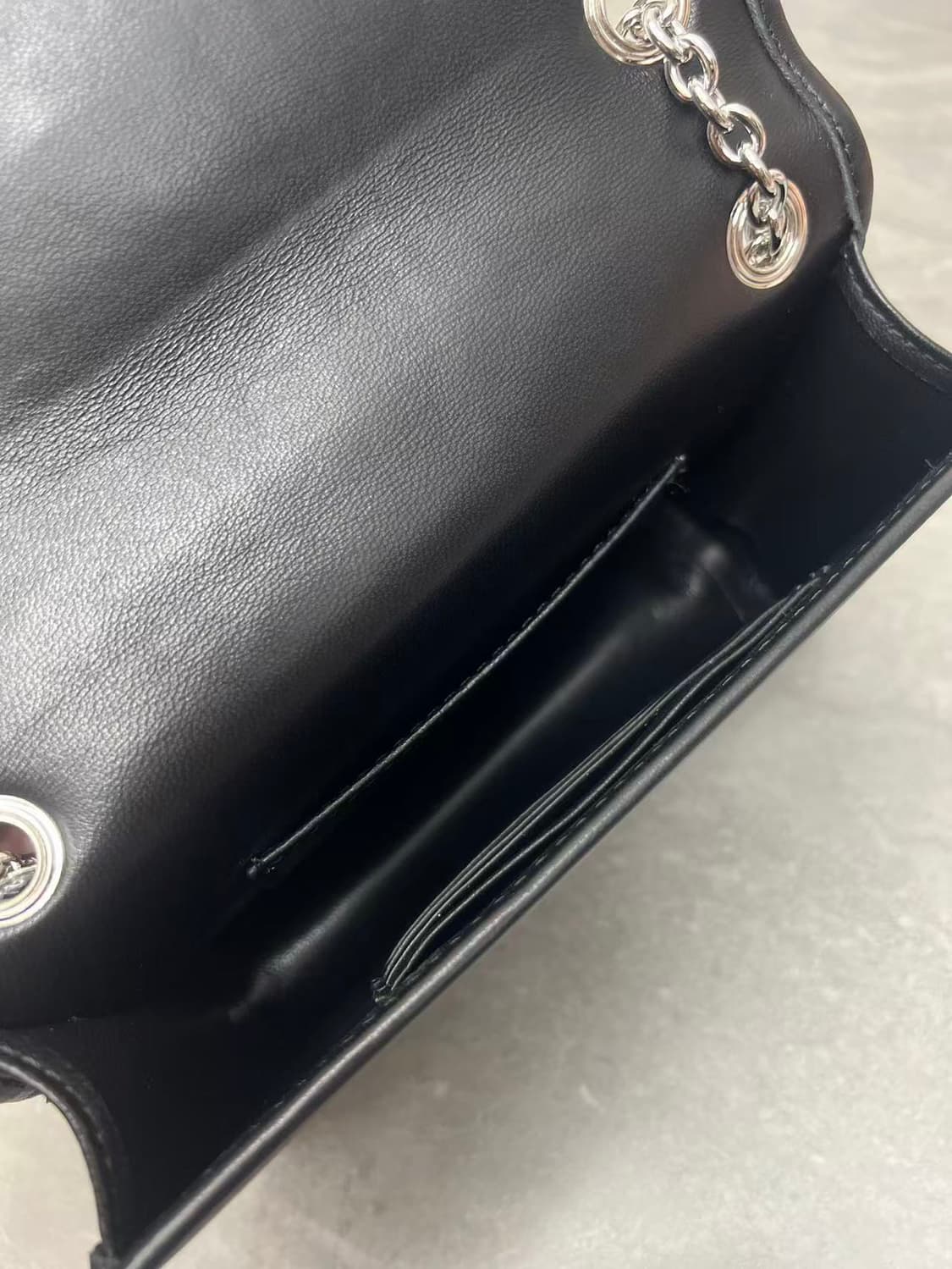 미우 미우 마테라쎄 나파 가죽 미니백 블랙 상품이미지4