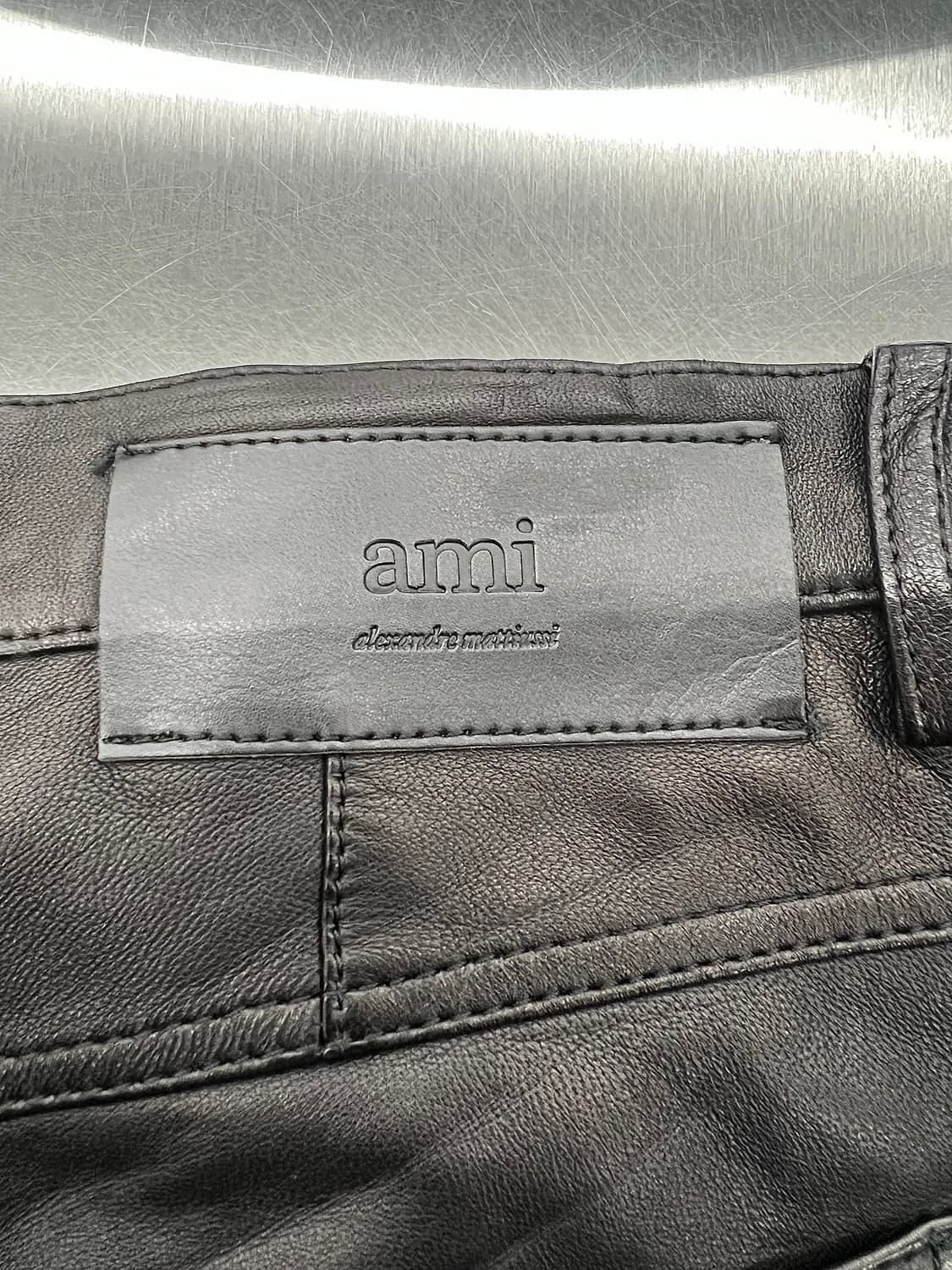 아미 블랙 글로시 스트레이트 램스킨 레그 팬츠 상품이미지10