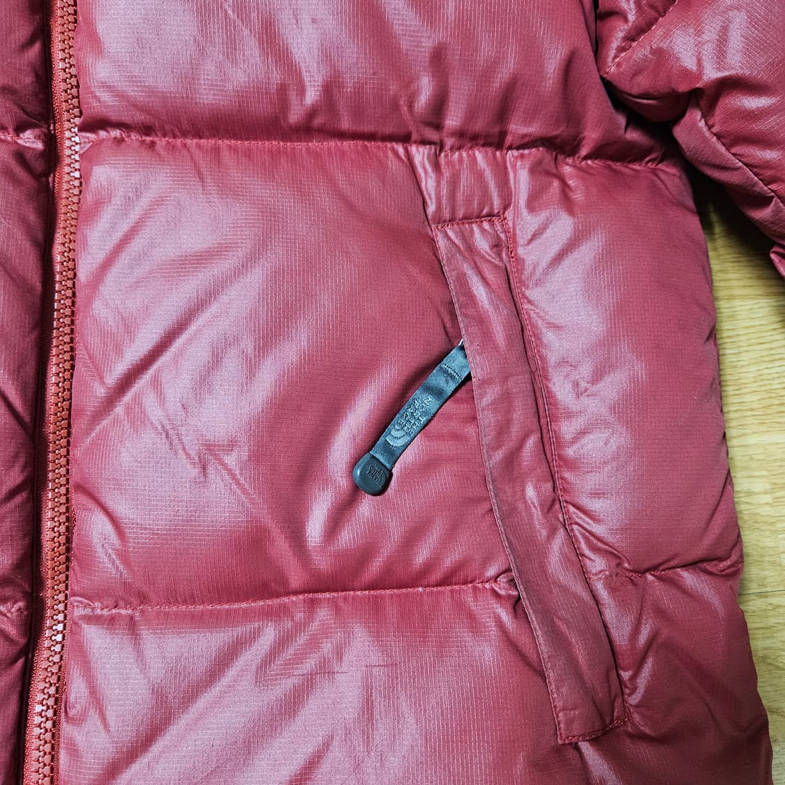 노스페이스 700 눕시 패딩 다크레드 상품이미지7