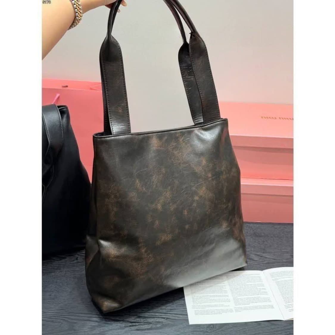 미우미우(Miu Miu) 엠보스드 로고 가죽 토트백 상품이미지5