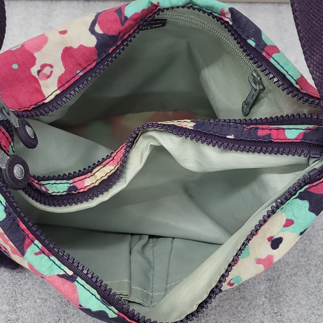 키플링의 매력적인 플라워 패턴 크로스백 상품이미지7