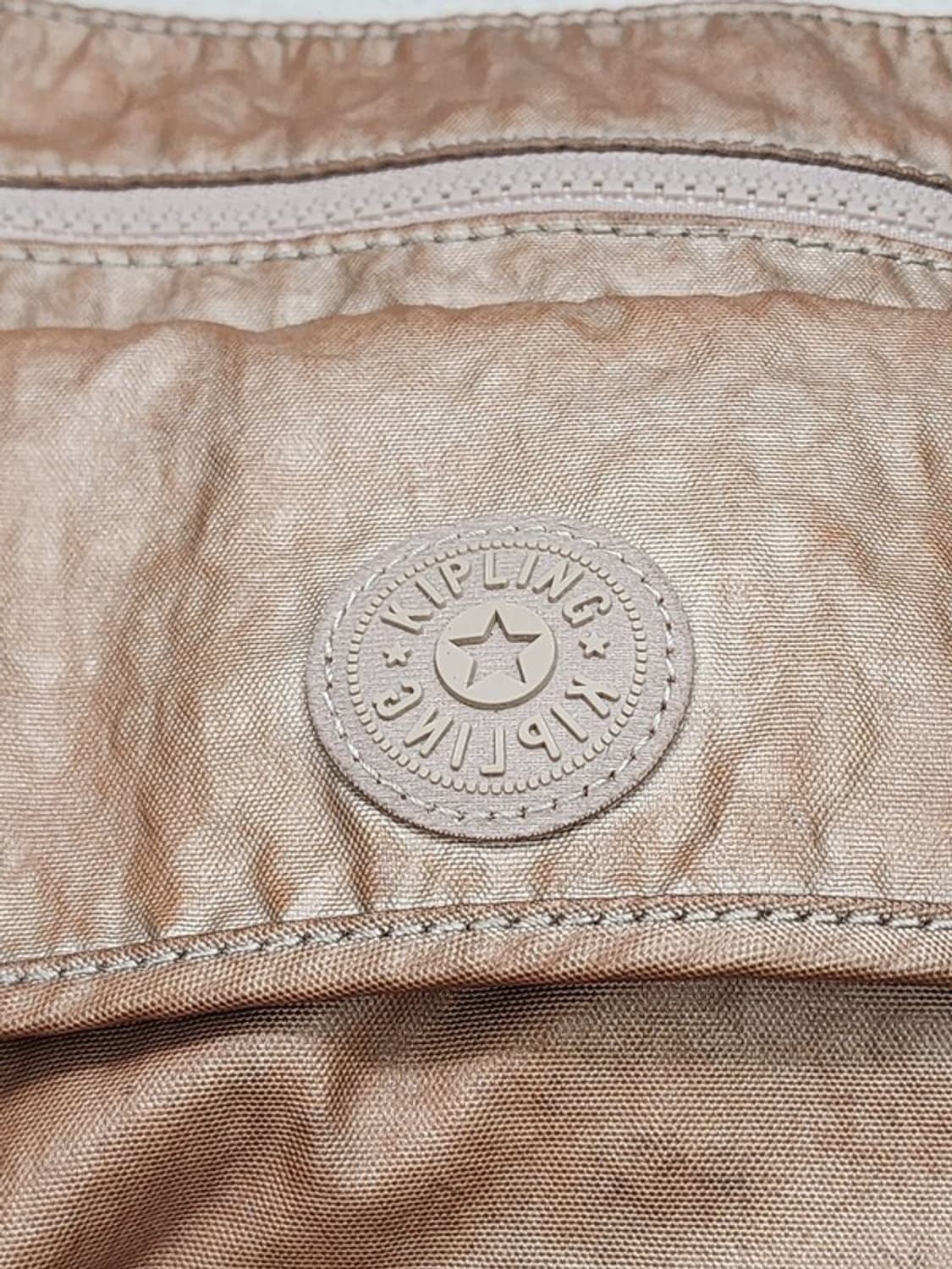 KIPLING 유광 베이지 숄더백 상품이미지3