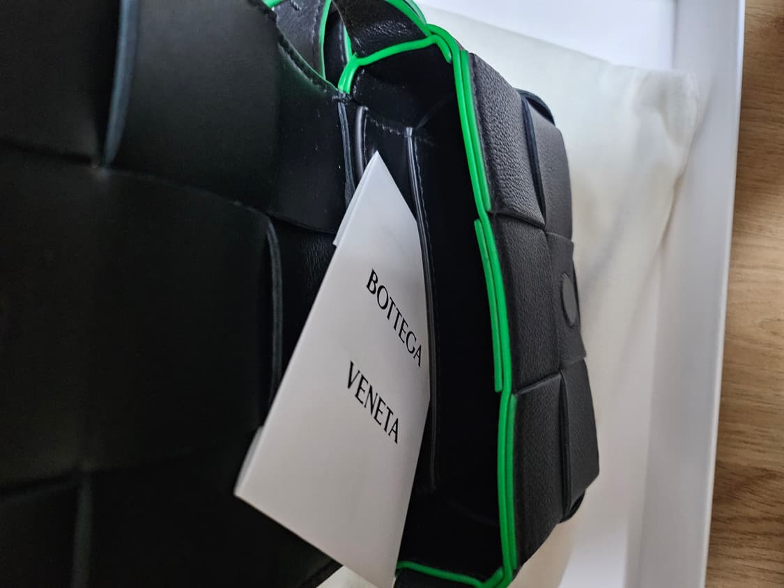 보테가 베네타 미니 레더 캔디 카세트백 블랙 패러킷 상품이미지3