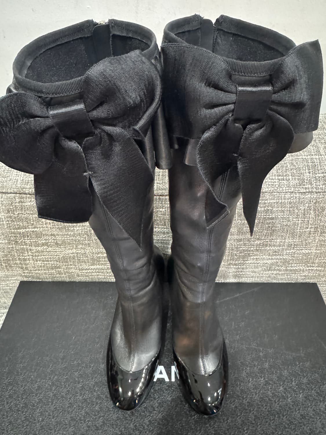 샤넬 블랙 리본 롱부츠  26FW 240 매장판매중 상품이미지4