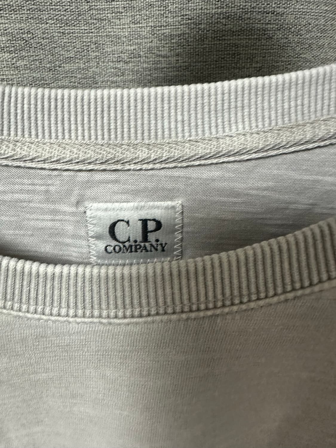 (105) CP컴퍼니 롱슬리브 라이트그레이 상품이미지4