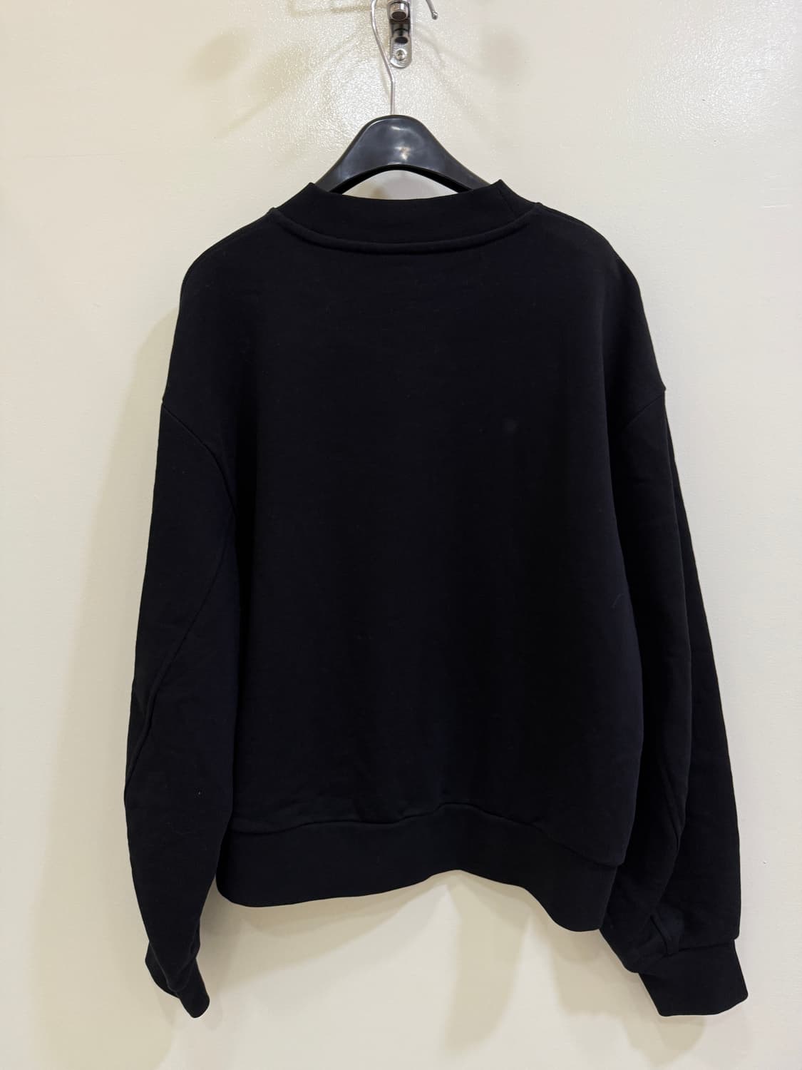 앤아더스토리즈 블랙 맨투맨 정품 상품이미지3