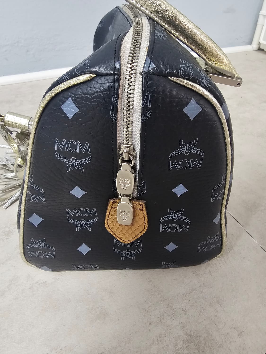 MCM 사자 프린팅 보스턴백 네이비 상품이미지5