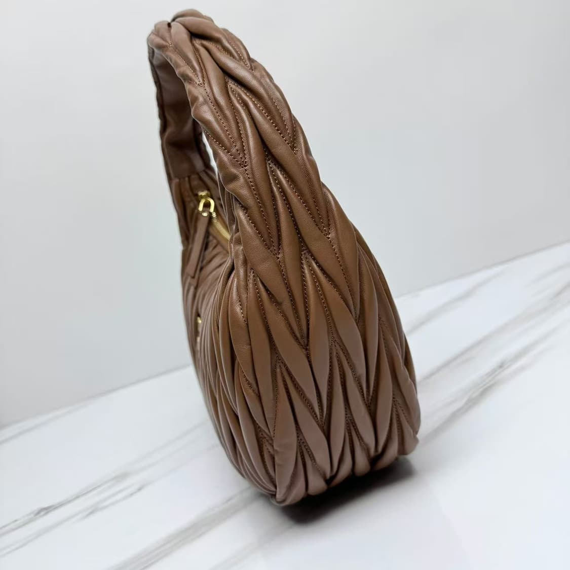 미우 미우 완더 마테라쎄 나파 레더 호보백 숄더백 카라멜 상품이미지5