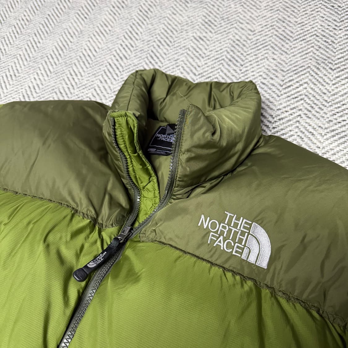 [105] 노스페이스 센터로고 무광 그린 700 눕시 패딩 상품이미지3